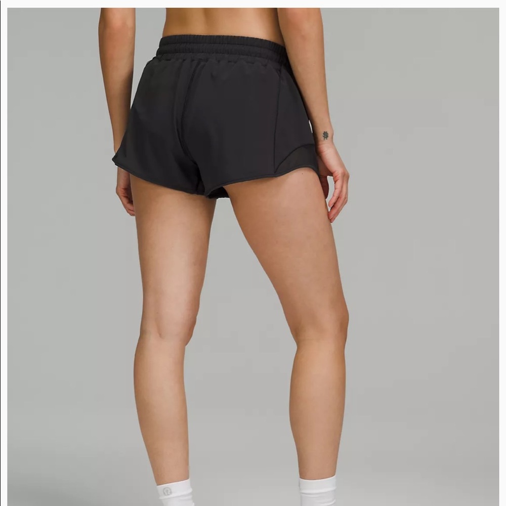 Lululemon hotty hot short low rise short 2.5 inch sz 6